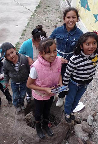 反暴力艺术：墨西哥儿童参加由该基金会支持的XICO ARTE项目
